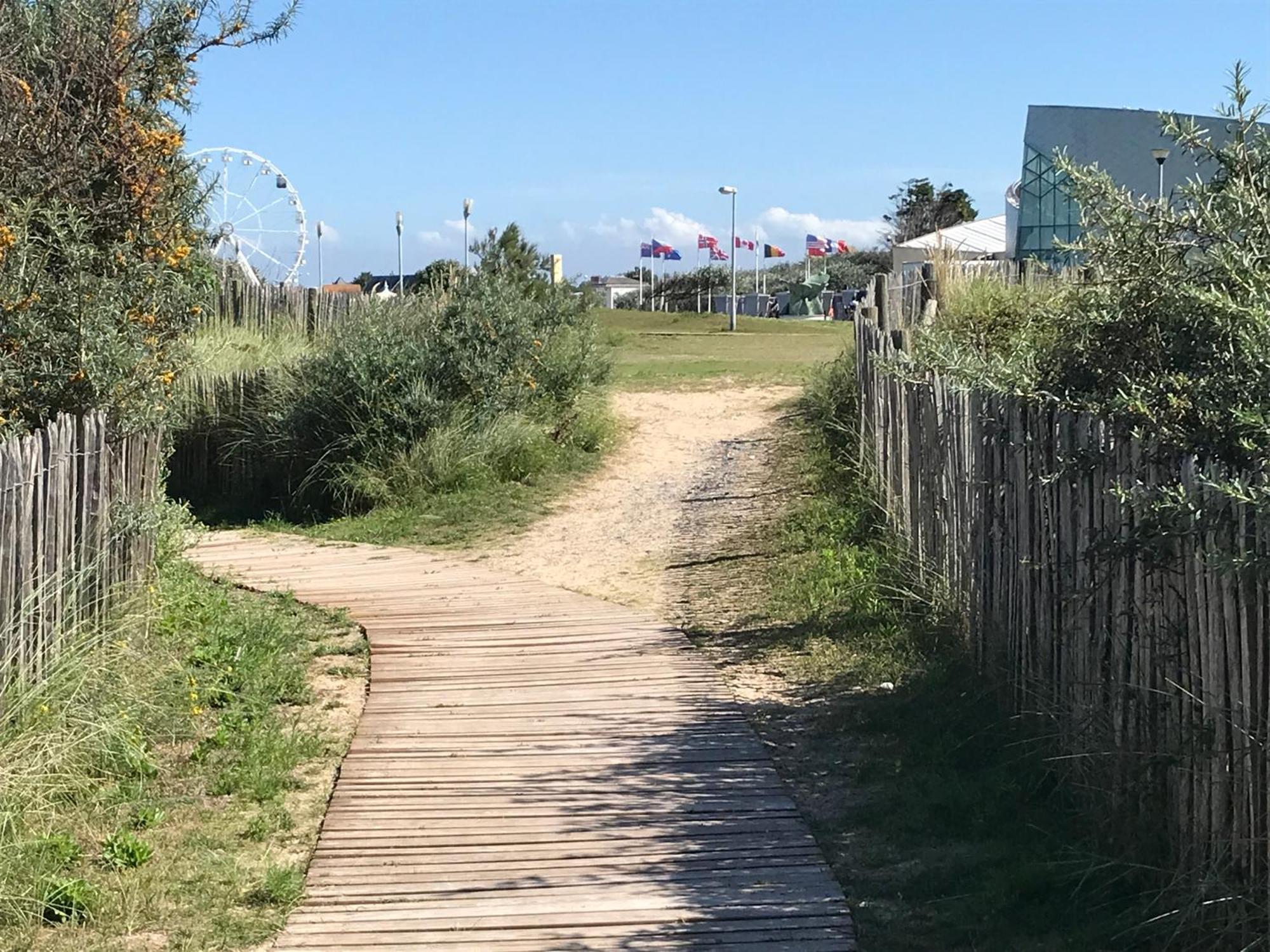 Bleu Sale - F2 Courseulles Avec Balcon Apartment Bagian luar foto