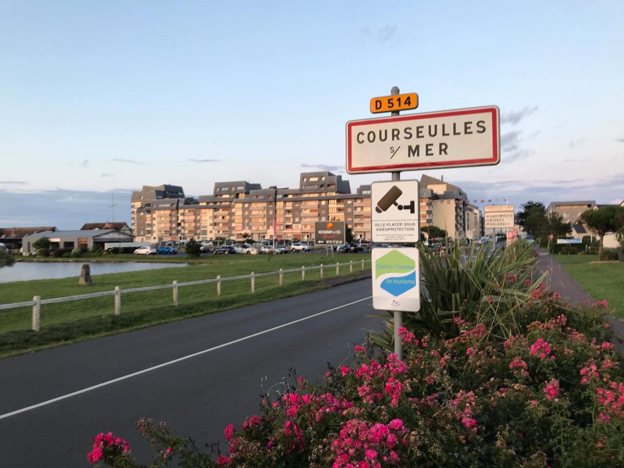 Bleu Sale - F2 Courseulles Avec Balcon Apartment Bagian luar foto